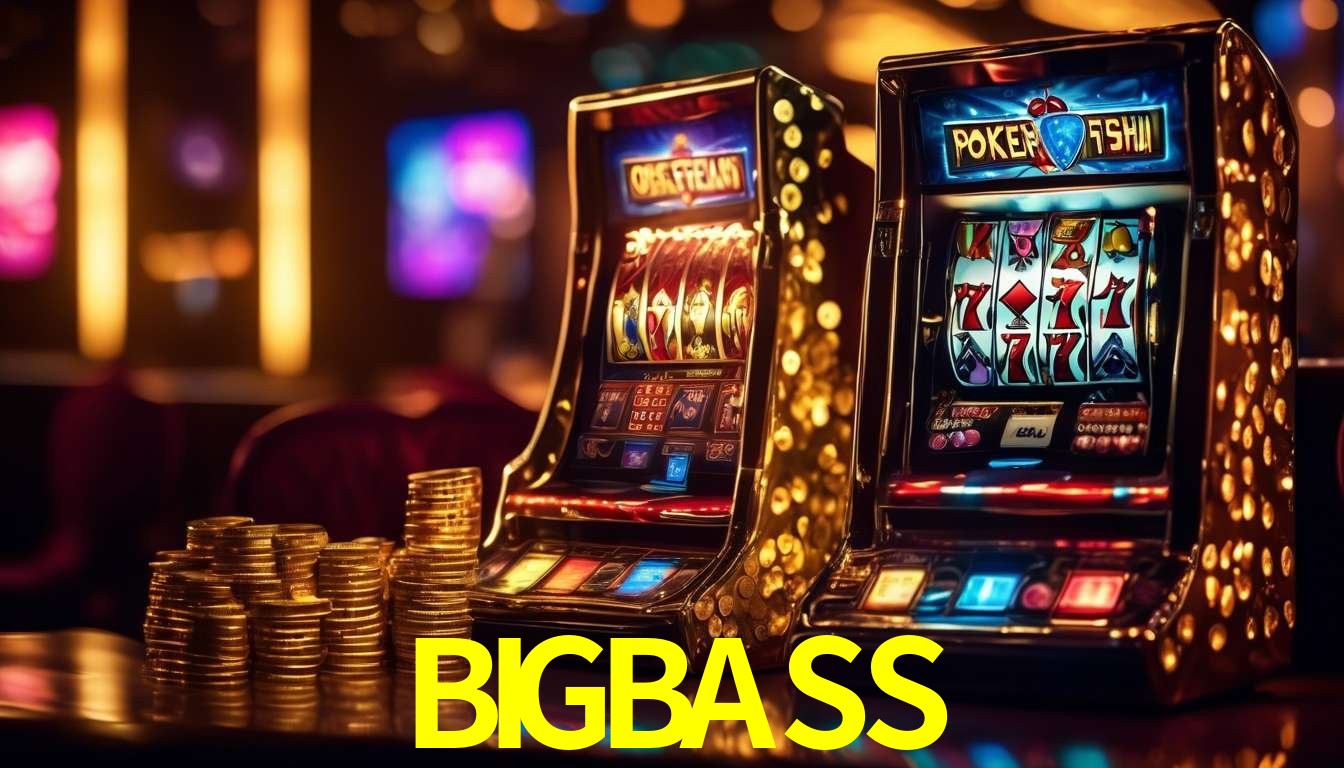 Una escena digital vívida inspirada en casino con BIGBASS mostrado prominentemente, luces brillantes, fichas, cartas y acentos dorados.