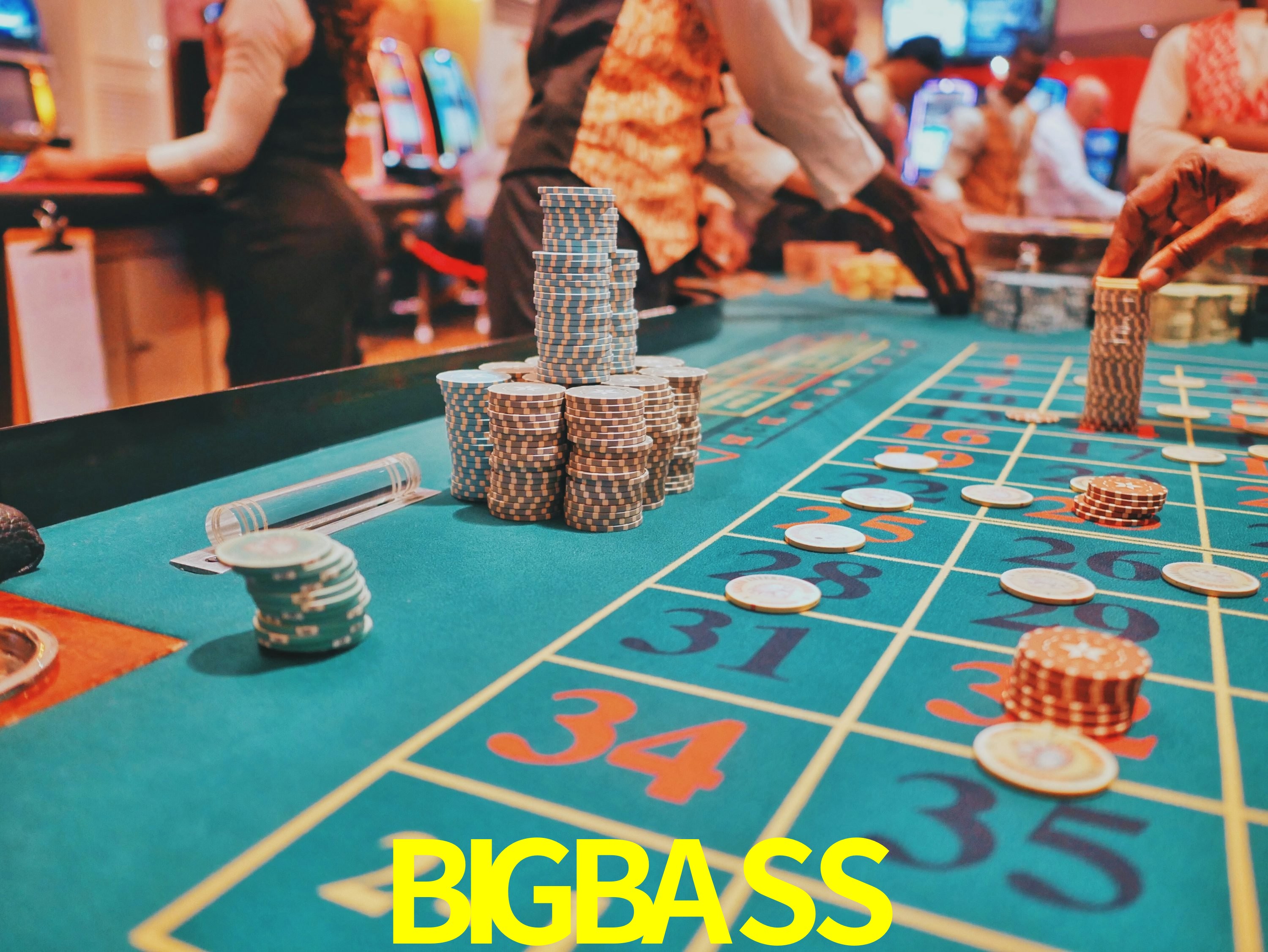 Escena dinámica inspirada en casino con iluminación BIGBASS, cartas, fichas e íconos de juegos digitales en un espacio moderno de juegos.